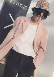 韩火火与何穗穿情侣装,何穗特别有气质,韩火火帅得不一般