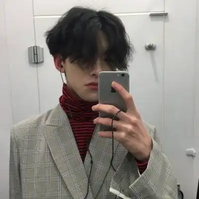 高冷男头像真人高清拿着手机拍照的男生头像