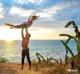 见过情侣瑜伽,没见过尺度这么大的