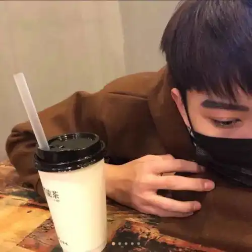 男生头像笑并不总意味着快乐就像泪水不总是表示悲伤一样