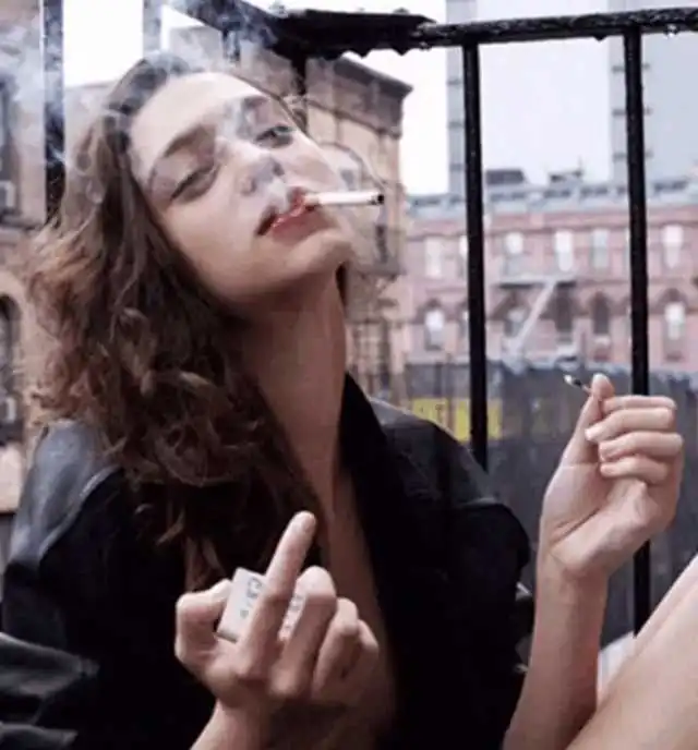 以为你们是欢喜冤家,她只当你仇视她