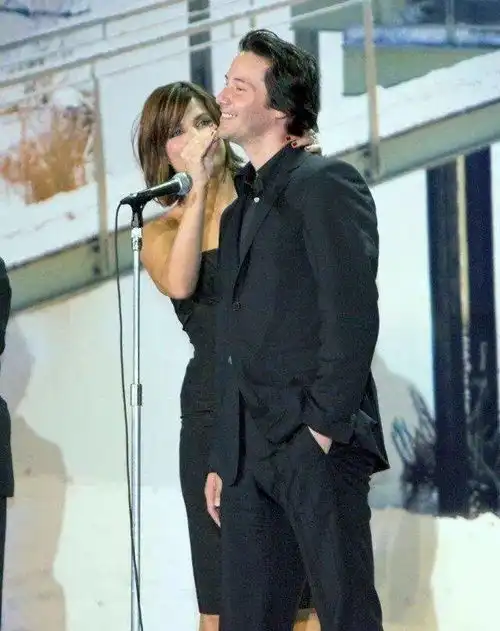 好莱坞男神暗恋她27年送情书巧克力脸红示爱,网友甜哭