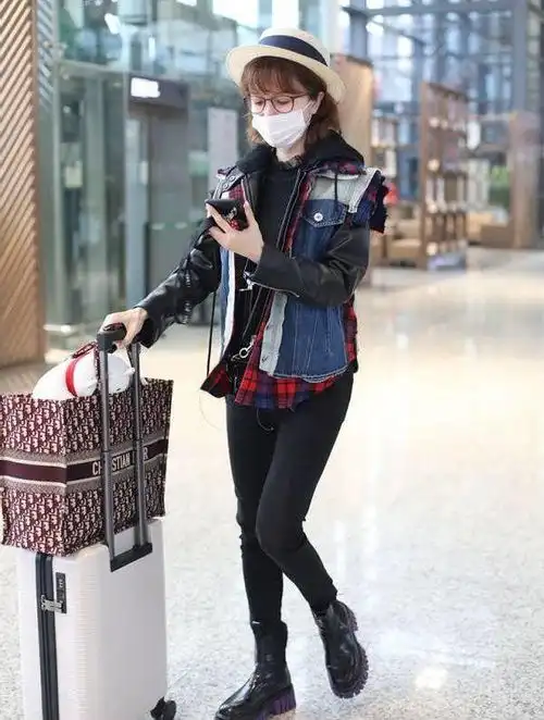 金巧巧真不安分,穿潮服配卖菜包,45岁阔太秒变精神小妹