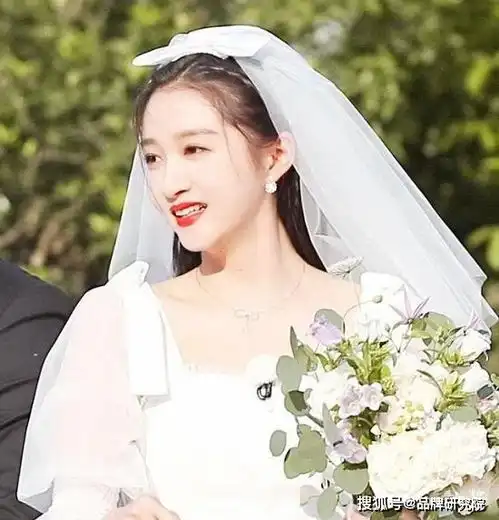 肤白貌美大长腿,却总被嘲土,关晓彤凭婚纱造型实力反击