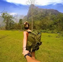 加情侣模仿网络红人拍牵手背影旅行照