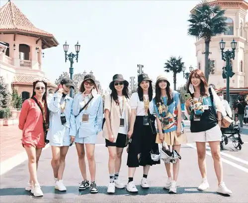单亲妈妈佟丽娅董璇合体离婚后首次晒出游照c位出镜快乐满格
