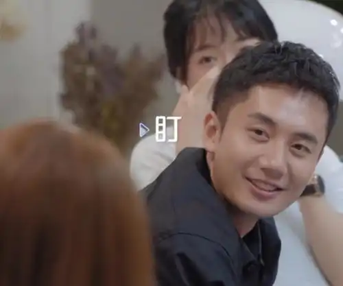 心动的信号男3跳操女2调侃与女1有代沟,男3听到迅速救场