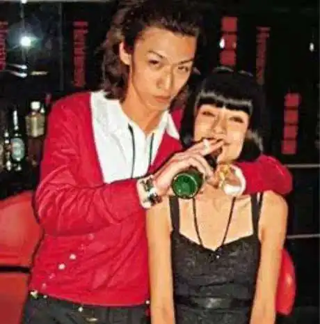 angelababy抽烟喝酒纹身,为什么黄晓明还宠她娶她