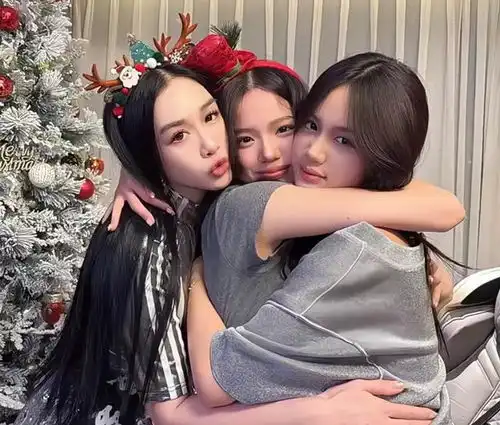 钟丽缇圣诞当新年过,和老公穿情侣装互送豪礼,女儿样貌身材出众