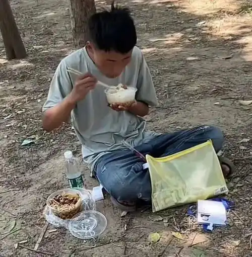 一孤儿高考,中午只能在树林中休息,家长们心疼不已老师不管吗