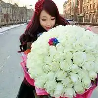 求qq头像,要各种各样的女生拿着一束花的