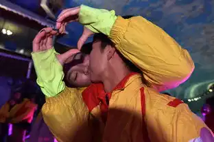深圳热吻大赛情侣冰天雪地秀奇葩吻姿