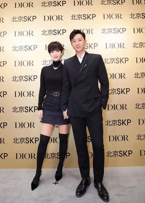 韩庚卢靖姗夫妇出席活动,全黑情侣装甜腻吸睛,全程牵手太甜蜜