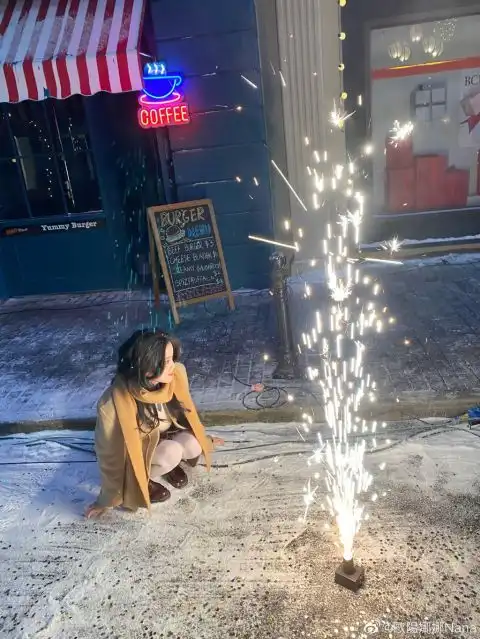 欧阳娜娜置身雪景看烟花一身暖冬穿搭笑容甜美