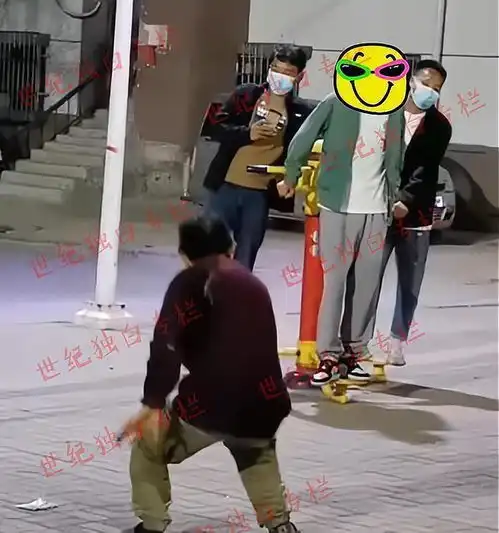 年轻情侣公共场合举止亲密,路过大叔当场教育,网友多管闲事