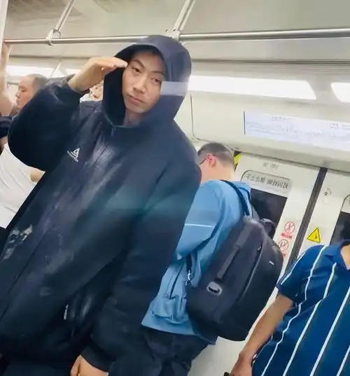 西安地铁黑衣男后续警方已带走,身份真容曝光,知情人透露更多