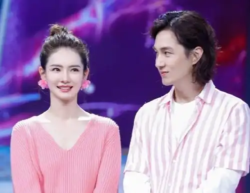 李承铉晒自己做的暗黑月饼,网友看后评价做得不错,下次别做了