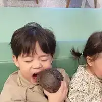 小孩的情侣头像一左一右情侣头像小孩子一左一右