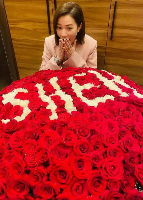 恋爱了佘诗曼收到大捧玫瑰花仪式感满分,双手捂嘴表情超惊喜