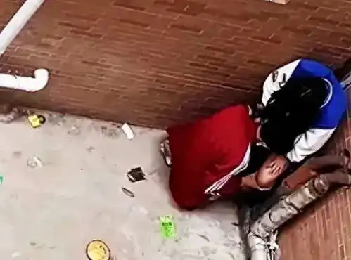 校园情侣墙角亲热成年少时的感动,让人难以忘怀