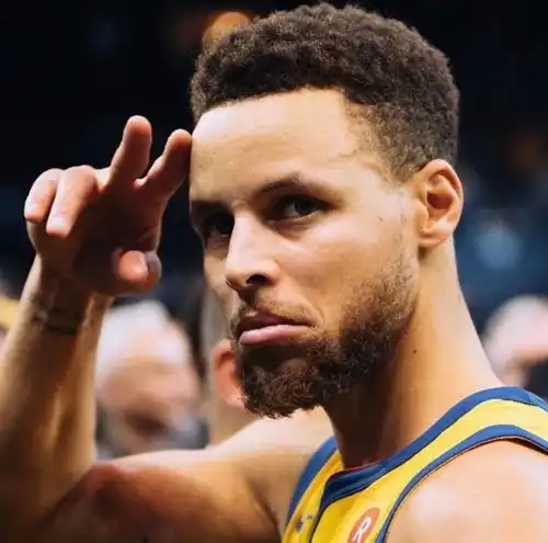 库里32岁生快大吉大利,泡椒组队吃鸡卡鲁索也开直播了