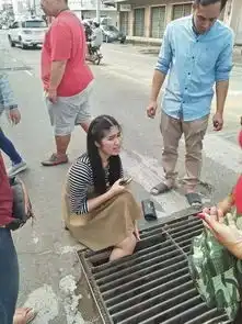 美女进了男厕所浑然不知玩手机造成的尴尬场面笑死人了