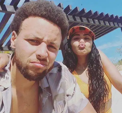 库里与娇妻过节nba联盟顶级好男人,妻子阿耶莎拥有中国血统