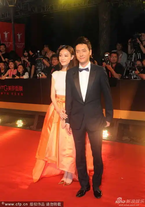 组图冯绍峰倪妮情侣档现身羞涩接吻