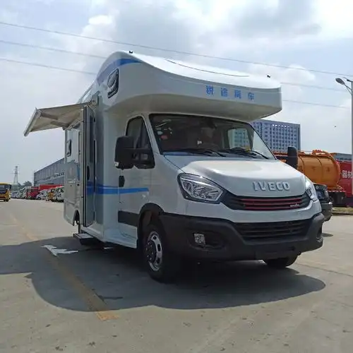锐途四铺房车打着麻将去旅行,办公娱乐两不误这就是向往的生活