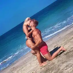 作妖作出新境界,网红情侣竟用圣水洗屁股