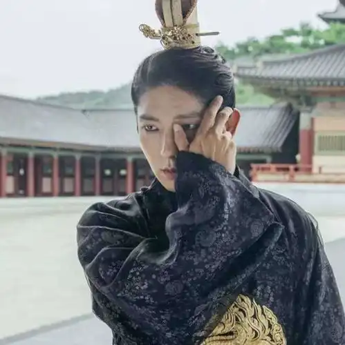 当年美貌惊艳亚洲,被称为王的男人,后来颜值崩塌,骨瘦如柴
