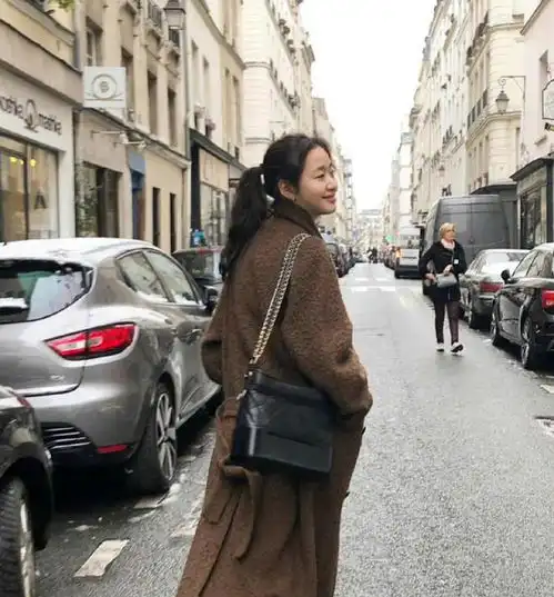 金高银不会穿搭可别听黑粉瞎说,大衣小香风外套上身高贵又典雅