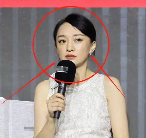 周迅亮相电影活动,穿白裙侧坐优雅灵动,生图却暴露46岁皮肤状态