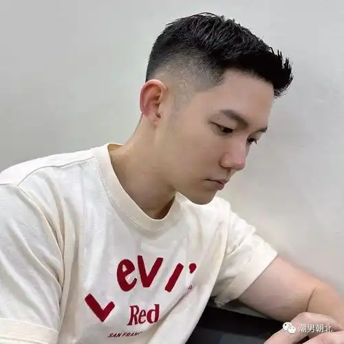 男生剪露额发型阳光帅气,这三款发型可以试试