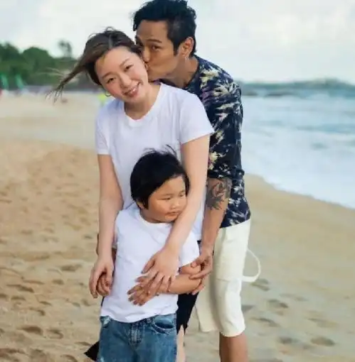 杜德伟携小24岁妻子游玩,年过五十保养不错,一家三口超温馨