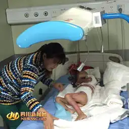 成都3岁男孩掉进鸡汤锅全身超40面积被烫伤