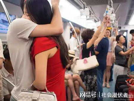 探亲密接触男人为何爱摸女性胸部男女接吻背后情感与科学解释