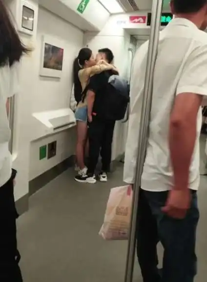 一对情侣在地铁上拥吻,一旁的乘客一脸尴尬能回到家里再亲热吗