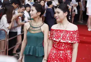 组图广州大学毕业走红毯大学生抱娃走秀