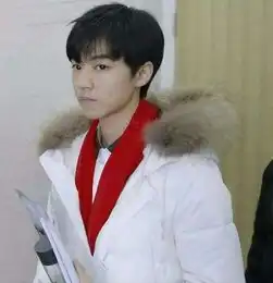 娱乐圈中男明星的素颜照朱一龙帅气,蔡徐坤素颜真是令人堪忧啊