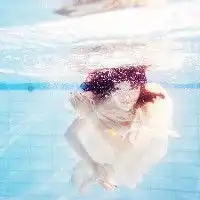 麻花辫女生头像文艺范瞬间即逝的时尚qq女生头像笑是个表情与快乐无关