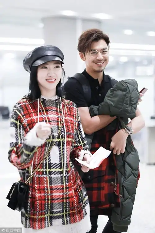 景甜陈柏霖穿情侣装,甜蜜对视边走边聊,张继科你怎么回事