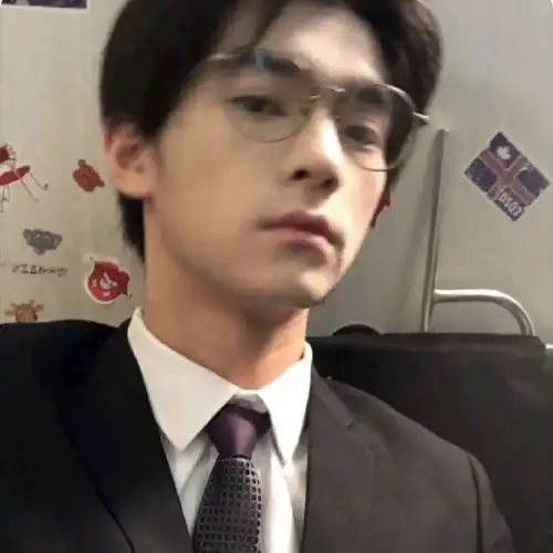 今日头像别说太多大道理爱就努力在一起