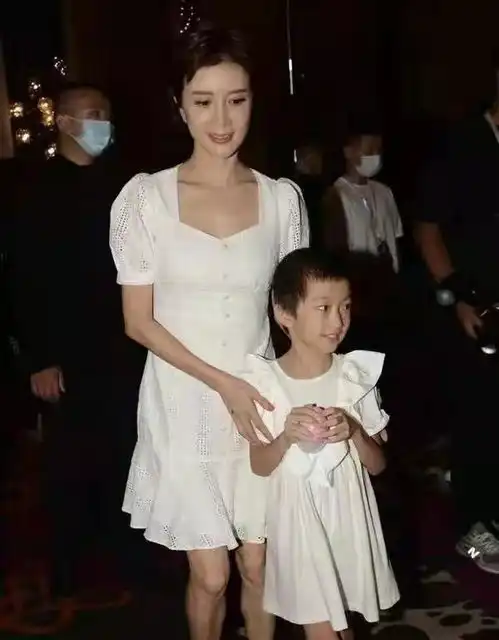 金巧巧真贵妇穿皮草搭长靴,鞋带散了也不系,裹太厚像1.5米
