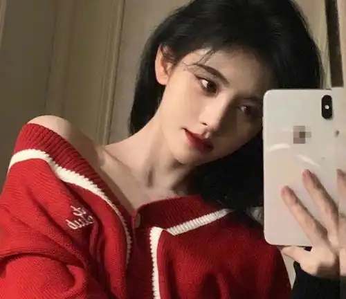 鞠婧祎拍戏,三个助理撑伞,别的演员出场,才看出差距多大
