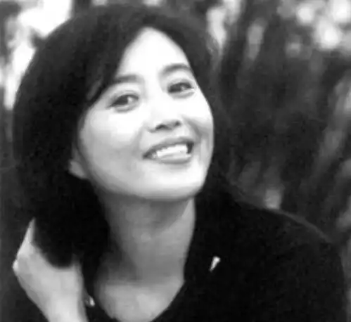自爆曾堕胎4次,为孙红雷下跪却惨遭抛弃,丁嘉丽究竟经历了什么