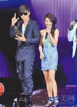 何炅谢娜不顾张杰深夜挽手看男女明星与闺蜜亲密瞬间