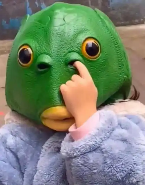 绿鱼头抠鼻子表情包鱼头鼻子表情