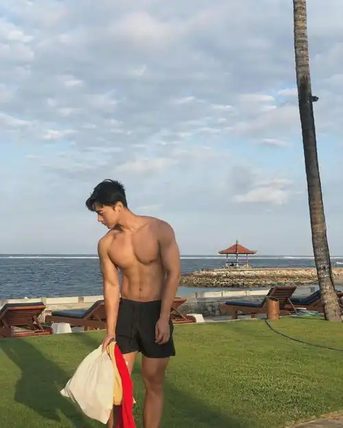 海边惊现肌肉天使这位型男的身材让我忘记呼吸