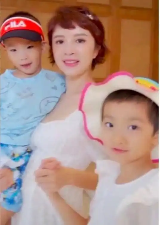 45岁金巧巧真不服老穿亲子装带女儿再出山,一举一动似富家太太